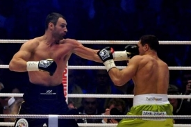 Vitalij Kličko (vlevo).