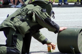 Policejní pyrotechnik odstranil bombu (ilustrační foto).