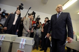 Václav Klaus odvolil společně se spoustou fotografů.