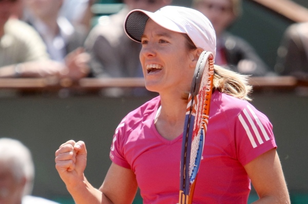 Heninová slaví na Roland Garros 24. výhru v řadě.