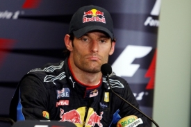 Mark Webber popisuje novinářům kolizi se Sebastianem Vettelem.