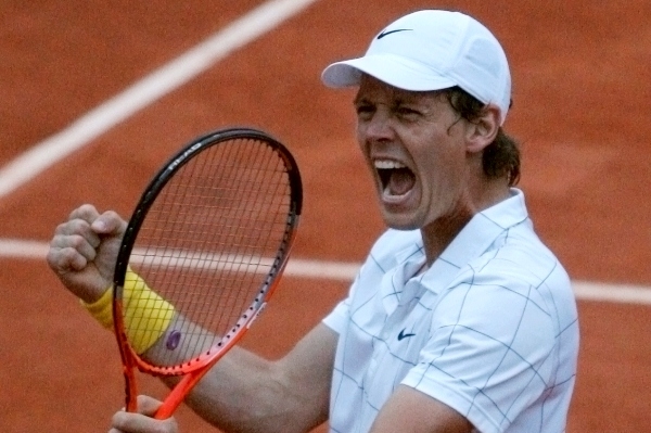 Tomáš Berdych se raduje z postupu do čtvrtfinále French Open.