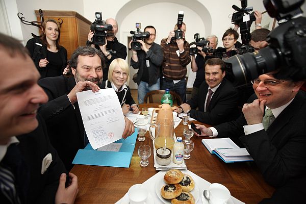 Radek John ukazuje plnou moc, že může za Věci veřejné jednat.