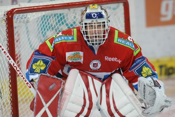 Brankář Dominik Hašek.