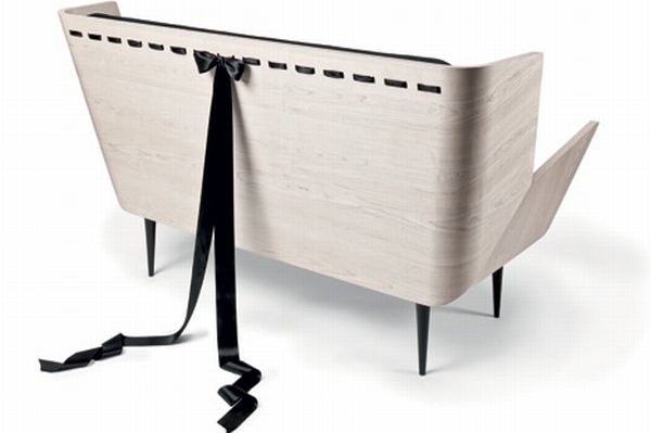 Modesty jako cudnost. Elegantní sedačka Niky Zupanc. Modesty jako cudnost. Elegantní sedačka Niky Zupanc.