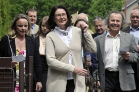 Zastupující předsedkyně sněmovny Miroslava Němcová (druhá zleva).