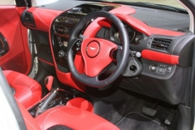 Interiér je luxusní, jinak to Aston Martin neumí.