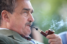 Zamíří u veřejnosti oblíbený Karel Schwarzenberg na Hrad?