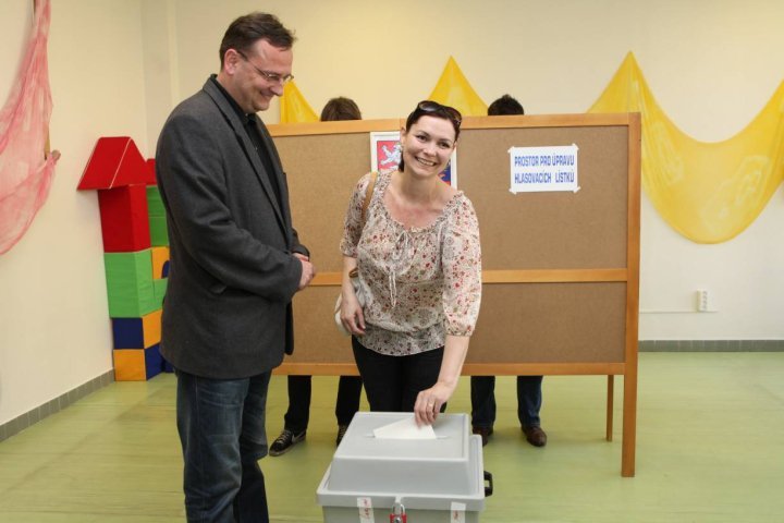 Mise utajená? Možná budoucí premiérova žena, paní Nečasová u voleb.