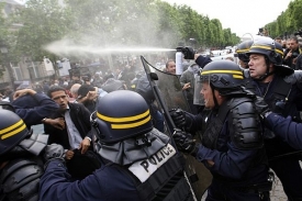 Ve Francii protesty aktivistů provázely střety s policií.