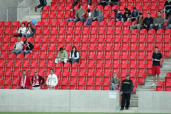 Tribuny v Edenu budou v příští sezoně podle všeho prázdnější.