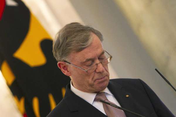 Německý prezident čte krátké vyjádření ke své rezignaci. 