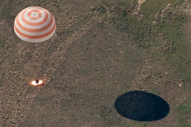Přistání proběhlo bez problémů, kosmonauti jsou v pořádku.