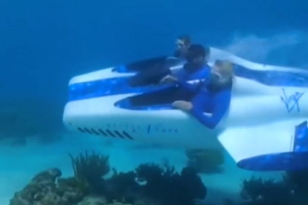 Miliardář Richard Branson se rád projíždí třeba ve své miniponorce.