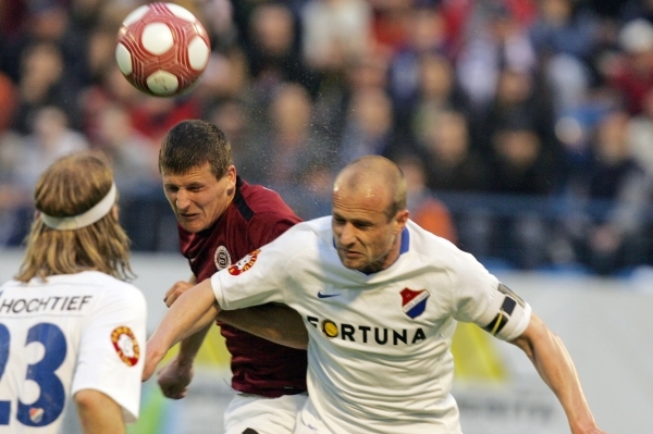 Martin Lukeš (uprostřed v bílém) v duelu se Spartou.