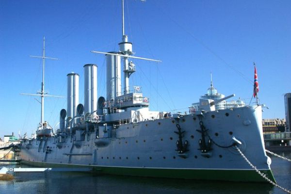 Aurora v Petrohradě. V Petrohradě na Lounsku takovou loď nemají.