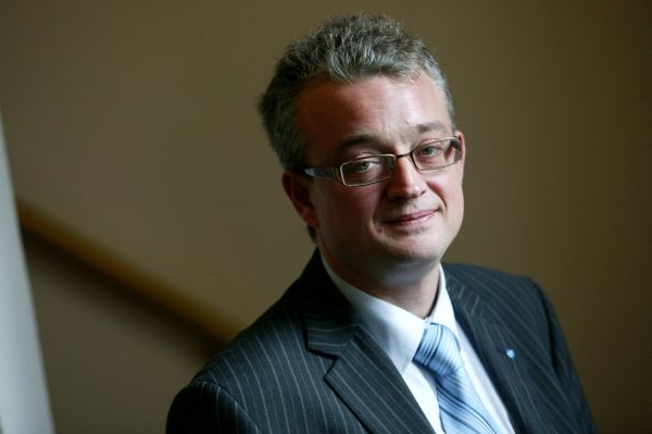 Marek Benda titul JUDr. ani nemá, nepřišel k promoci.