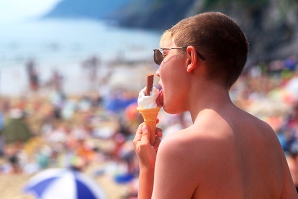 Zmrzlina na pláži? Možná osvěžení, možná poukaz na bolavé břicho.