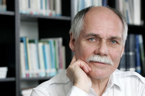 Bedřich Moldan stojí za ministerstvem životního prostředí. Bedřich Moldan stojí za ministerstvem životního prostředí.