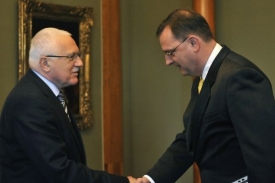 Petr Nečas chce prezidenta informovat o jednáních o vládě.