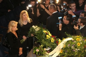 Herečka Kateřina Brožová a Leona Machálková (vlevo).