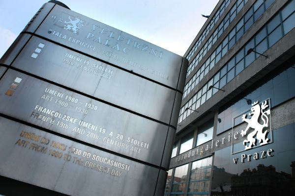 Veletržní palác je vývěsním štítem Národní galerie.
