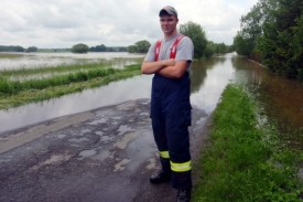 Hasič Jiří Hanslik u rozvodně né Opavy v Jilešovicích.