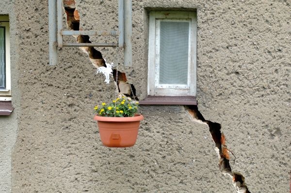 Sesuvy podmáčené půdy stále ohrožují řadu budov (ilustrační foto).