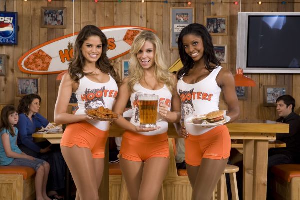 V restauracích sítě Hooters vás uvítají dívky v tílku a kraťasech. V restauracích sítě Hooters vás uvítají dívky v tílku a kraťasech.
