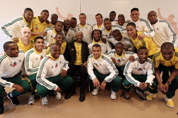 Nelson Mandela (uprostřed) s fotbalovou reprezentací JAR. 