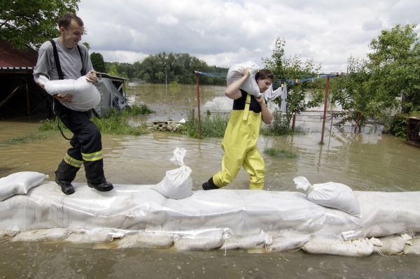 Lidé opět stavěli protipovodňové hráze. Voda už však opadává.