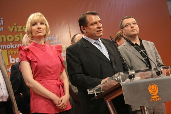 Paroubek k odstoupení: Je lepší měnit trenéra než celý tým.