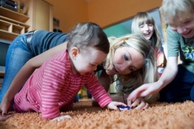 Modelka Tereza Maxová v dětském domově.