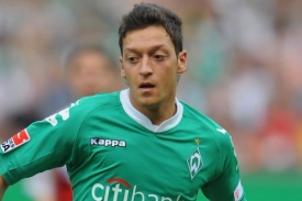 Německý záložník Mesut Özil.