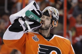 Michael Leighton si připsal 31 úspěšných zákroků.