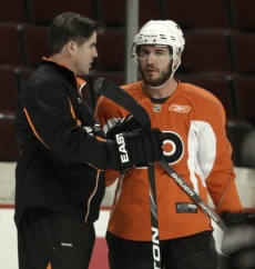 Kouč Peter Laviolette s hráčem Mikem Richardsem.