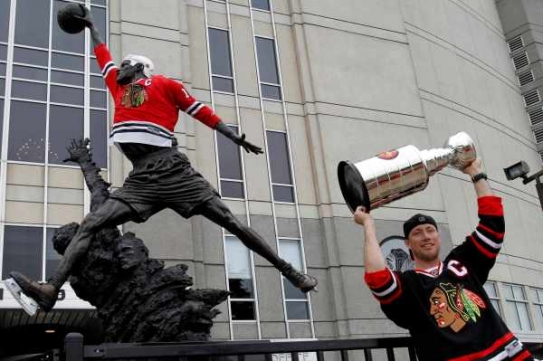 Hokejové šílenství v Chicagu. Hokejové šílenství v Chicagu.