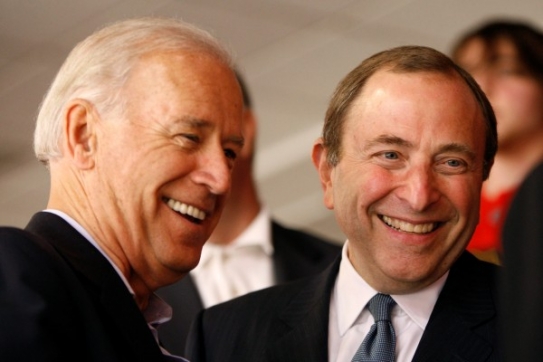 Viceprezident USA Joe Biden (vlevo) s komisařem NHL Gary Bettmanem. Viceprezident USA Joe Biden (vlevo) s komisařem NHL Gary Bettmanem.