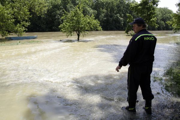 Šestatřicetiletý muž se utopil v řece, když zachraňoval svého psa. 