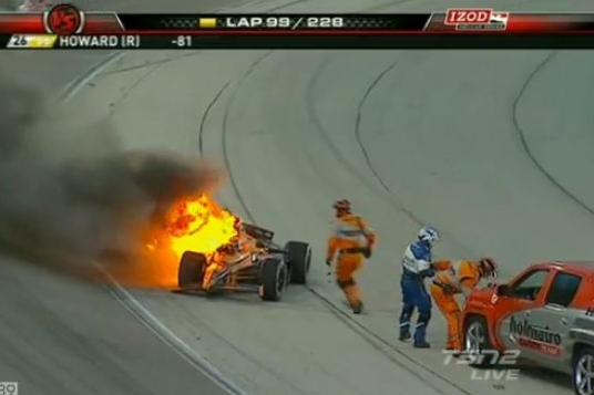 Švýcarská jezdkyně Simona de Silvestrová v hořící formuli.