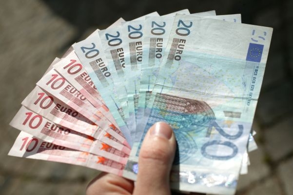 Lidé si říkají během krize o menší plat.