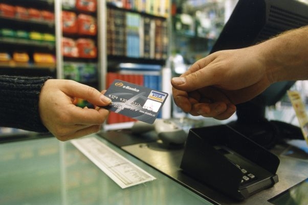 Zloději ukradli z platební karty mrtvého ze Smolenska 1400 eur. 