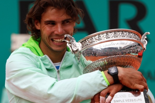 Rafael Nadal s trofejí pro vítěze Roland Garros.