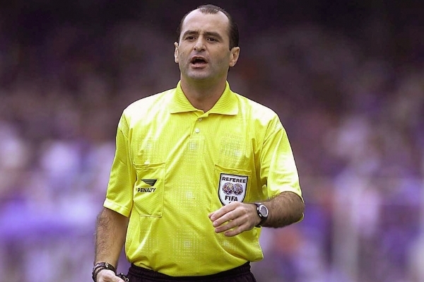 Rozhodčí, jenž budí rozpaky. Brazilec Carlos Eugenio Simon.