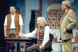 Ladislav Smoljak (uprostřed) v neděli zemřel.