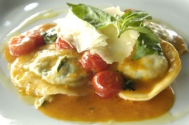 Ravioly se špenátem doplnila jemná omáčka a čerstvá cherry rajčata.