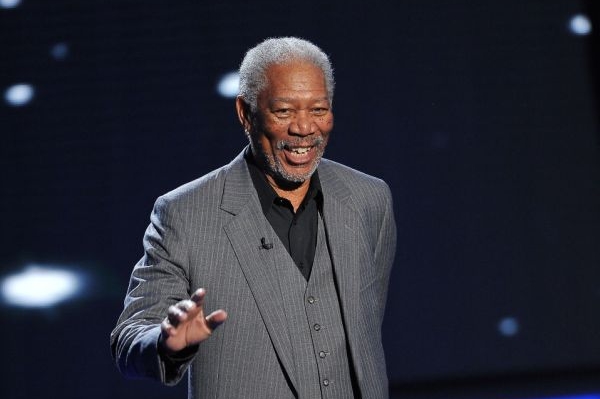 Morgan Freeman prý miluje vědu a je skvělý vypravěč.