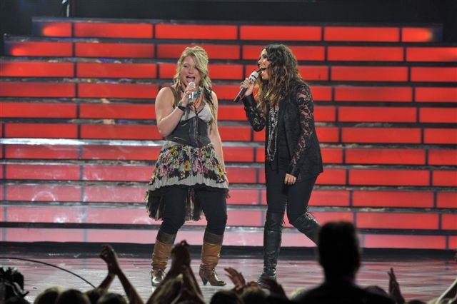 Alanis Morissette (vpravo) s finalistkou soutěže Idol.