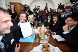 Johnovy Věci veřejné jednají o vládě. Pak se zeptají: Máme vládnout?