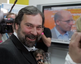 Nečekaný úspěch nové liberální strany. Radek John se raduje.